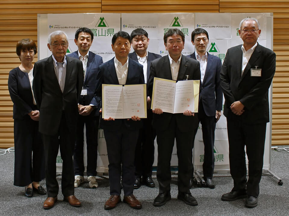 調印後の記念写真